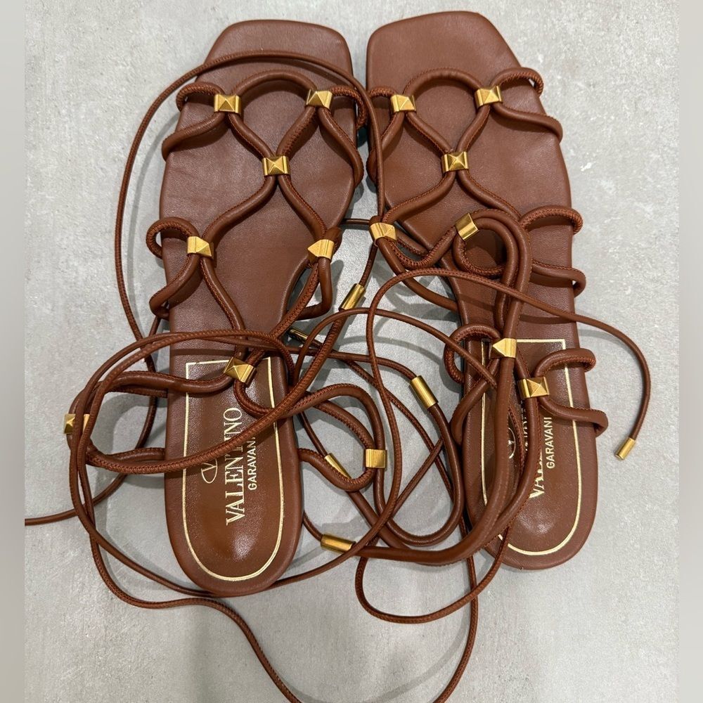 Valentino Garavani
Brown 'rockstud Net' Flat Sandal